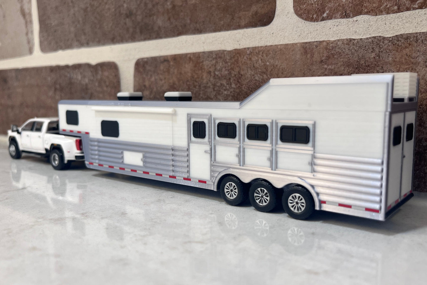1/64 White 4H 17' 8" LQ Trailer (High Detail)